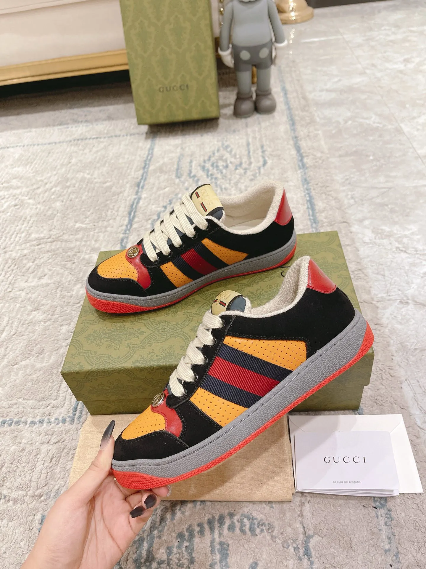 Ex-factory price: 540💰 GUCCI Gucci's newly upgraded back cover lining, top-notch old dirty shoes, classic casual sports shoes for couples, retro sneakers and old G family dirty shoes, updated at the counter simultaneously! ①The shoe upper has the same water-based edge coating process as the original version⚠️The ordinary oil edges on the market have a strong glue feel and are easy to fall off! Grade A first-layer nubuck leather (with pores)/matching computer embroidered double G cloth, high-density terry velvet lining. ② A PVC transparent small round mark sealing line is added to the details of the midsole. The mold is opened six times and the jewelry craftsmanship is used to customize the two-color double G buckle, striving to be the same as the original version. A pair of buttons is more than three times more expensive than ordinary buckles on the market. ③An old two-color washable label, the chip is placed on the outer waist of the right foot, the entire shoe is completely hollowed out with rubber technology, TUP material (rubber to distinguish the market) with the latest green packaging from the counter, 3D printed handbag, and a pair of shoelaces. There is no pressure when entering and exiting the counter. You can buy a 1:1 accurate replica of the original version and modify and upgrade it repeatedly. The details are perfectly restored, the materials are all customized, and they are truly top-notch. Please look at the details clearly to identify the quality. Upper: First-layer frosted cowhide/embroidered double G cloth. Lining: original high-density velvet lining. Foot pads: original pearlescent sheepskin. Outsole: private molded vacuum TPU material. Packaging: original top-grade full set packaging at the counter. Shoe size: women's size 35-40, men's size 39-44 (men's size 38, 45🉑️customized, non-returnable)